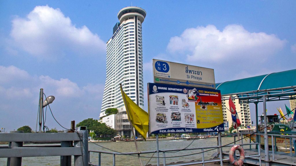 Ausblick Si Phraya Pier auf das Millennium Hilton in Bangkok