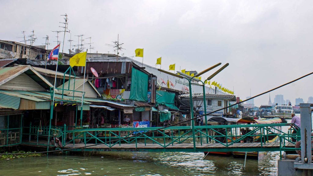 Das Tha Tien Pier am Bangkoker Königspalast