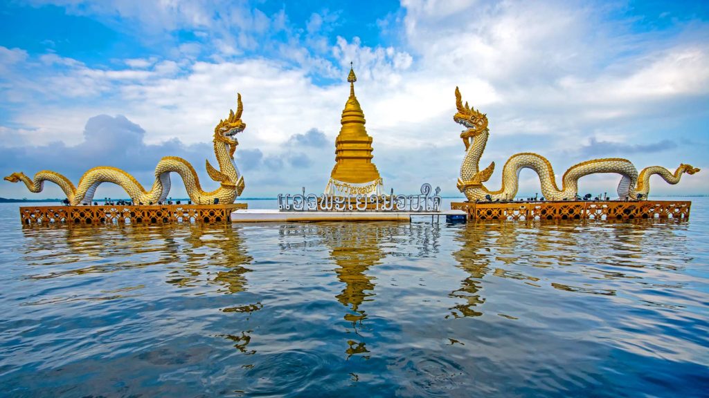 Naga Statuen auf dem Kwan Phayao See, Nordthailand Rundreise
