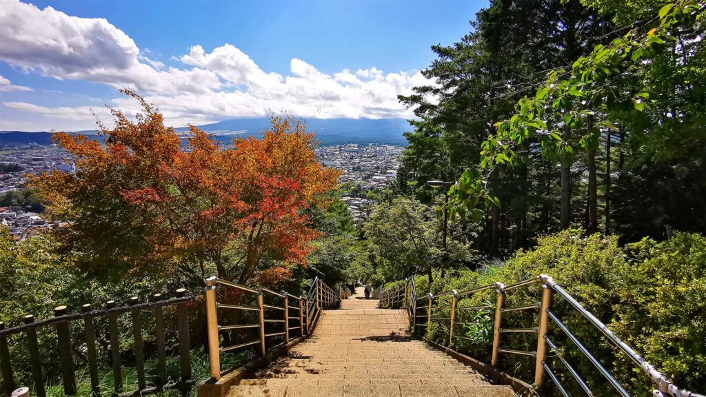 Aussicht von den Treppen zur Chureito Pagode in Richtung Mount Fuji