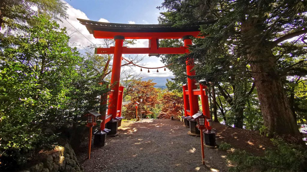 Rotes Torii Tor auf dem Weg zur Chureito Pagode am Mount Fuji, Japan