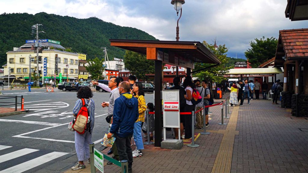 Gäste am Busbahnhof von Kawaguchiko