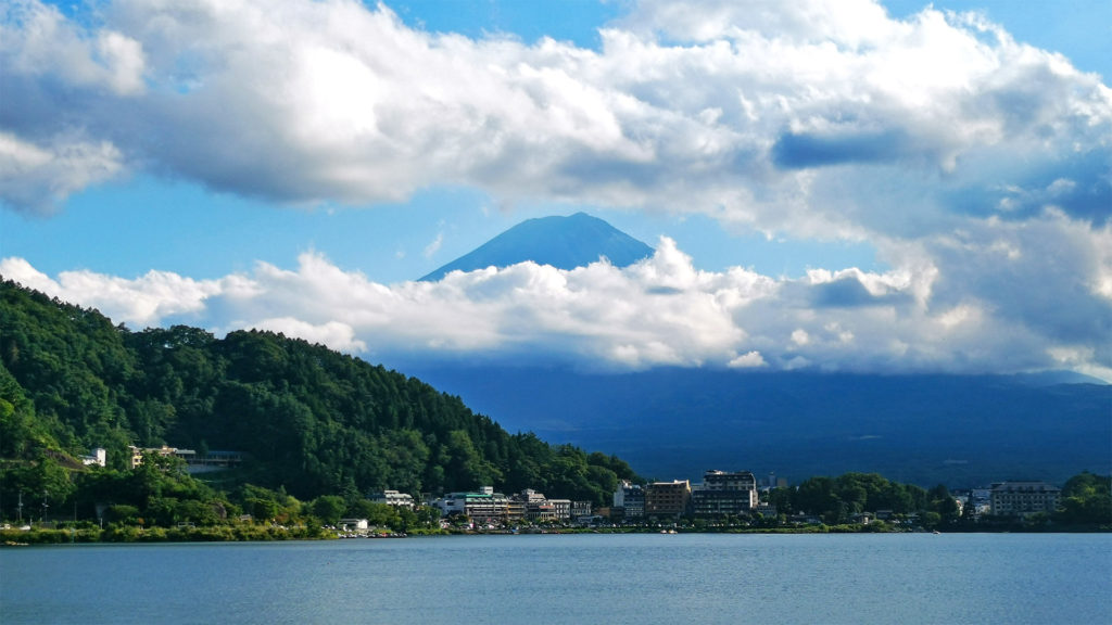 Die Spitze des Mount Fuji vom Ufer des Kawaguchiko See