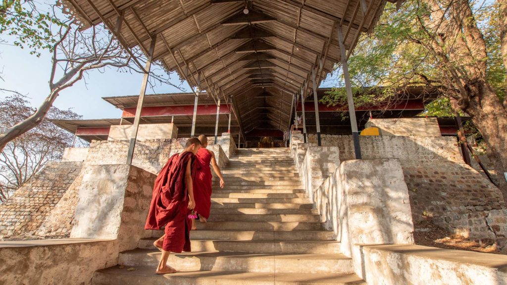 Mönche beim Aufstieg zum Mandalay Hill