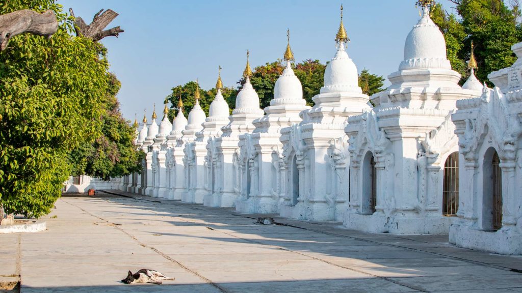 Weiße Stupas vor der Kuthodaw Pagode