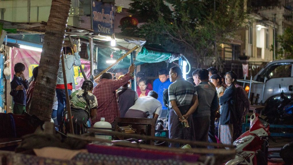 Straßenleben am Abend in Mandalay, Myanmar