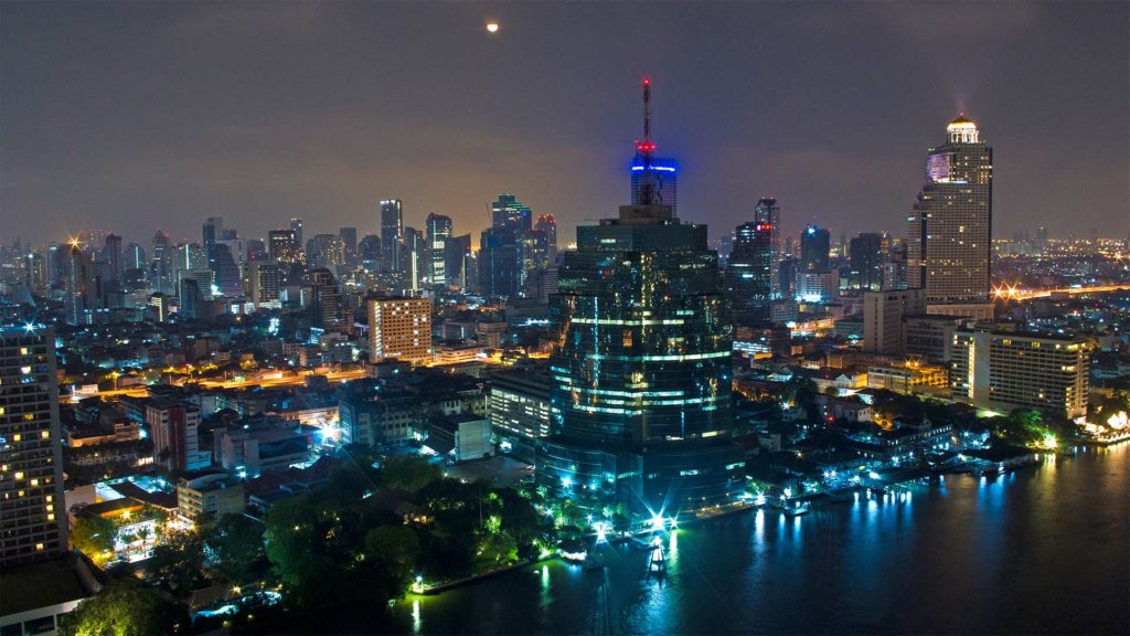 Bangkok bei Nacht von der Three Sixty Bar des Millennium Hilton