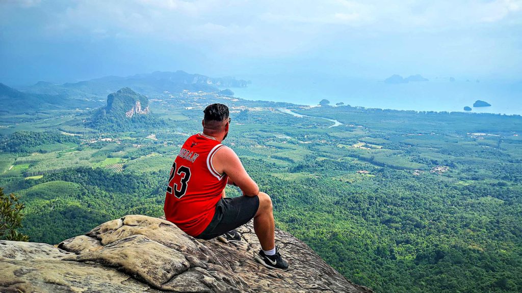 Tobi auf dem Krabi Viewpoint des Dragon Crest Mountain