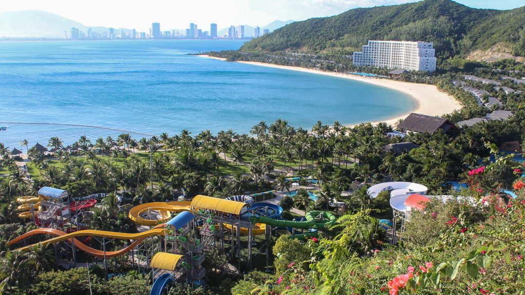 Aussicht auf den Vinpearl Land Wasserpark und den Strand