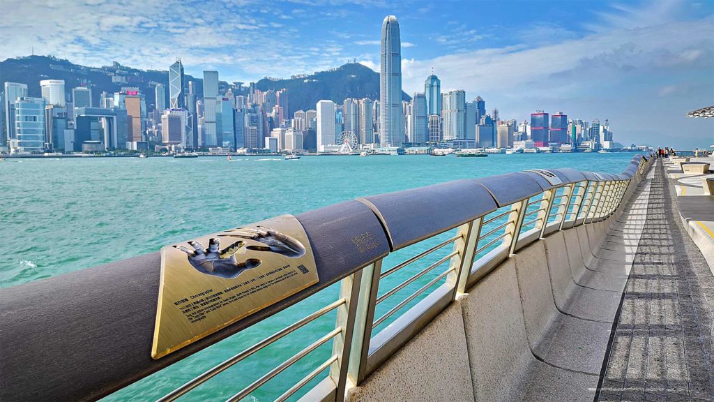 Ufer an der Avenue of Stars mit Blick auf Hong Kong Island