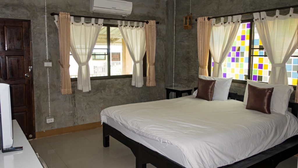 Ein einfaches Hotelzimmer mit Doppelbett in Pai