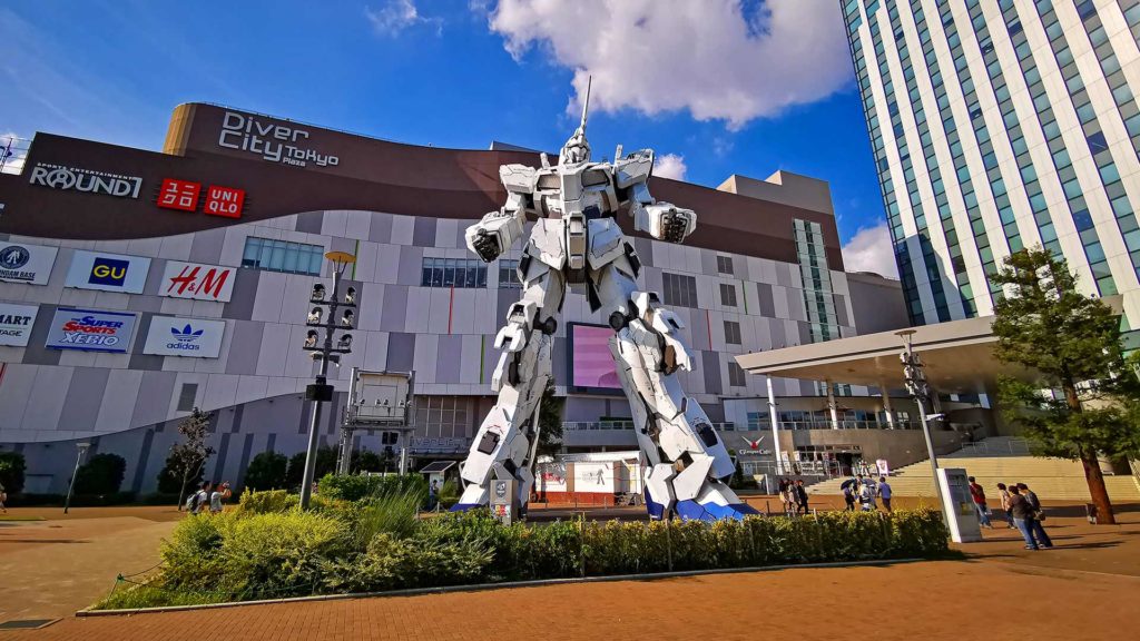 Die riesige Gundam Statue vor dem DiverCity Tokyo Plaza von Odaiba, Tokio