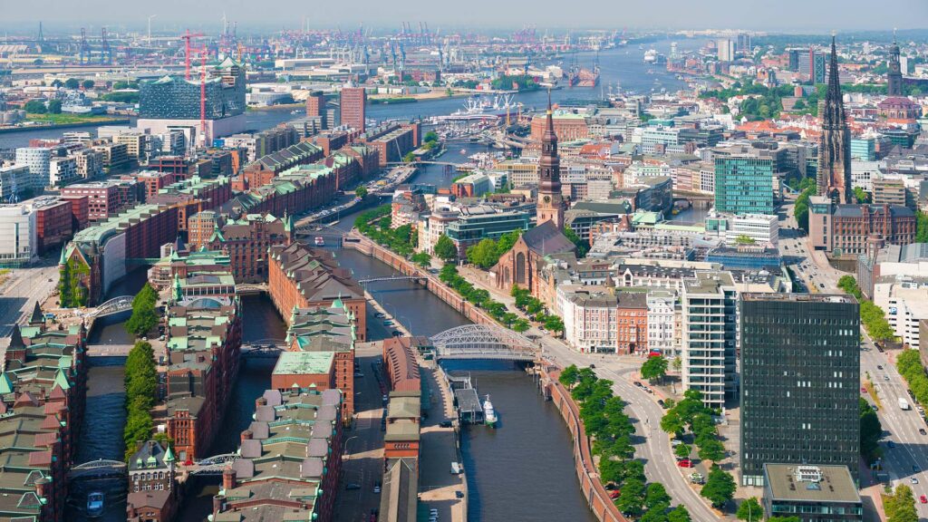 Aussicht auf Hamburg von oben: HafenCity, Landungsbrücken und Hafen