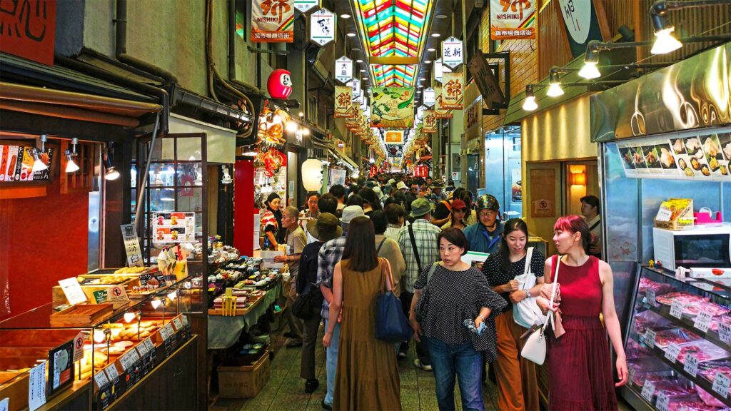 Besucher auf dem Nishiki Markt in Kyoto