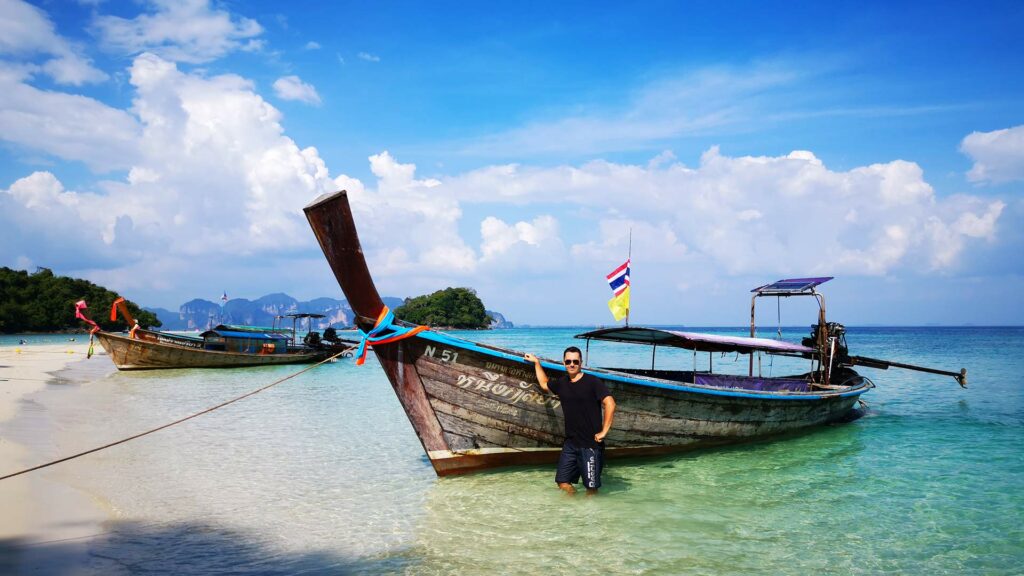 Marcel und ein Longtailboot auf Chicken Island in Krabi, Südthailand