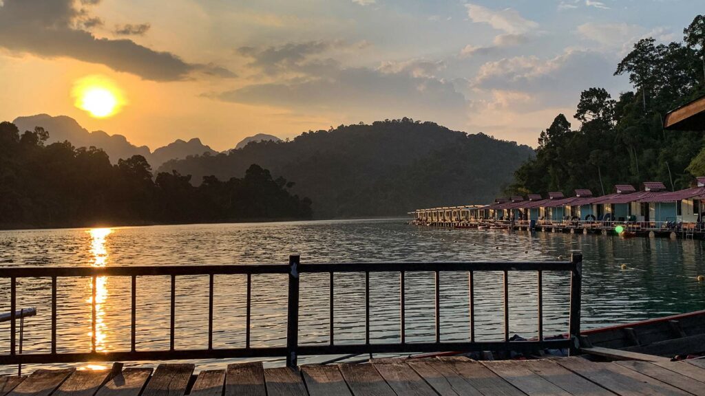 Sonnenuntergang im Khao Sok Nationalpark in Südthailand
