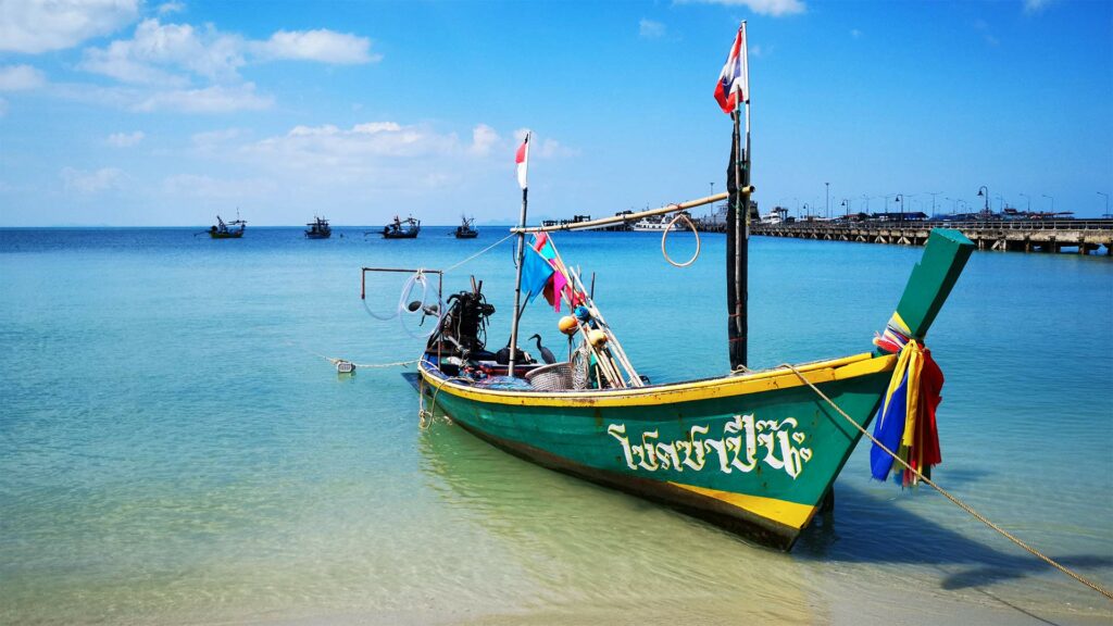 Buntes Longtailboot am Strand von Nathon auf Koh Samui