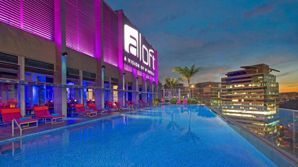 Swimmingpool und Aussicht des Aloft Kuala Lumpur Sentral