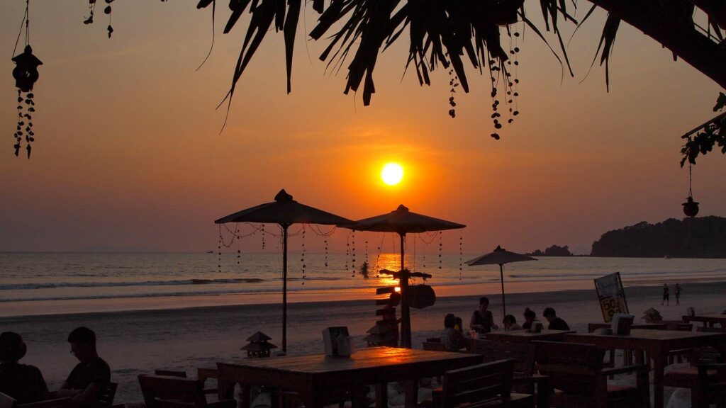 Aussicht auf den Sonnenuntergang vom Restaurant des JJ Beach Resorts auf Koh Phayam