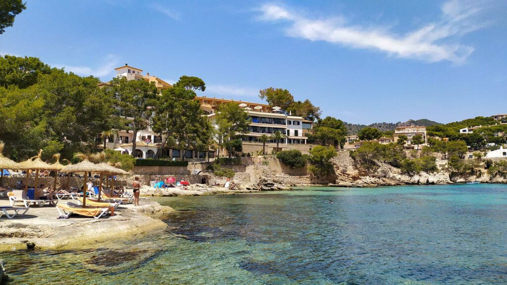 Strand, Hotel und Meer in Cala Fornells auf Mallorca