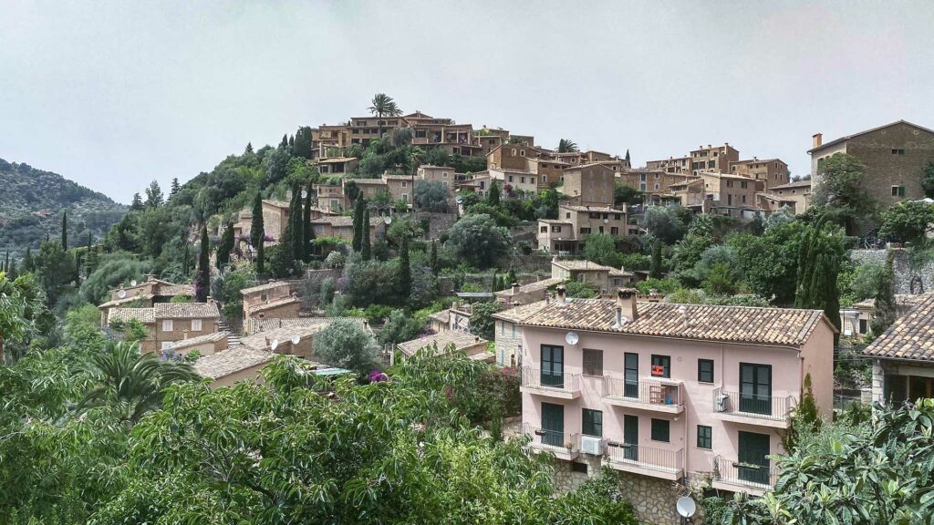 Wunderschöne Aussicht auf die Kleinstadt Deià in Mallorca, Spanien