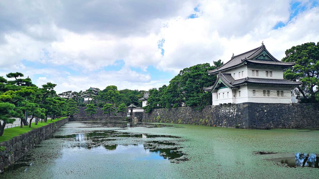 Der Wassergraben und die Außenmauern des Kaiserpalastes in Tokio