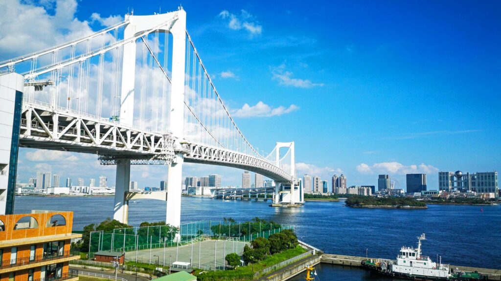 Ausblick auf die Rainbow Bridge in Tokio mit Odaiba im Hintergrund