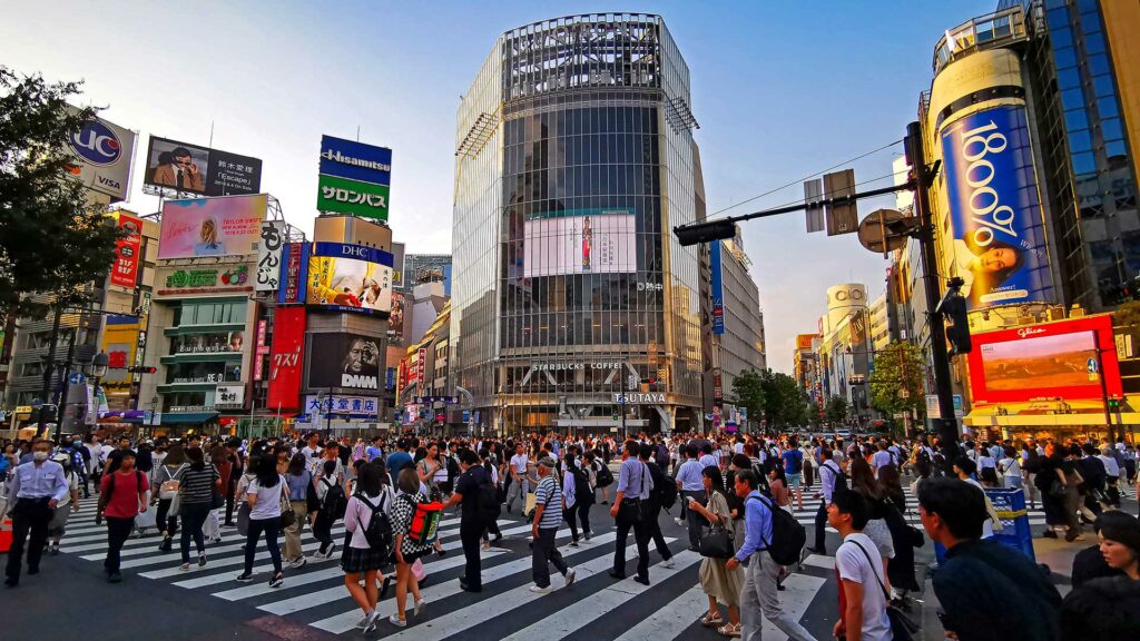 Die Zebrastreifen am Shibuya Crossing, eine der bekanntesten Tokio Sehenswürdigkeiten