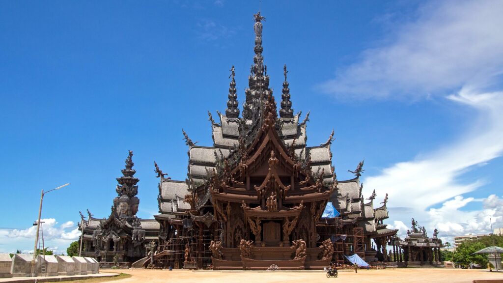 Der Sanctuary of Truth mit Holzschnitzereien in Pattaya