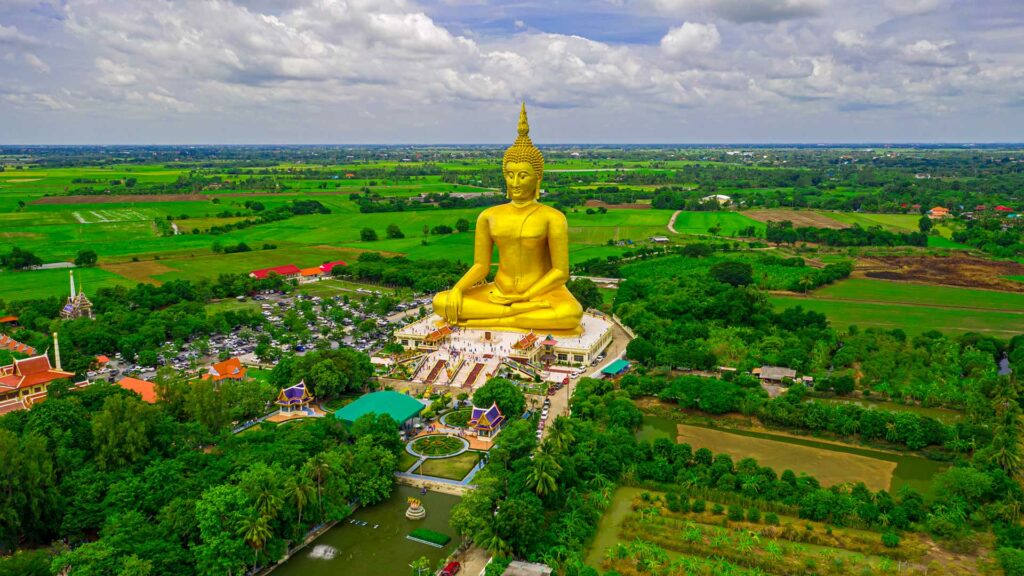 Der goldene Buddha des Wat Muang in Ang Thong