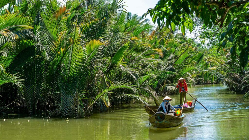 Boote auf einem Fluss im Mekong Delta in Vietnam