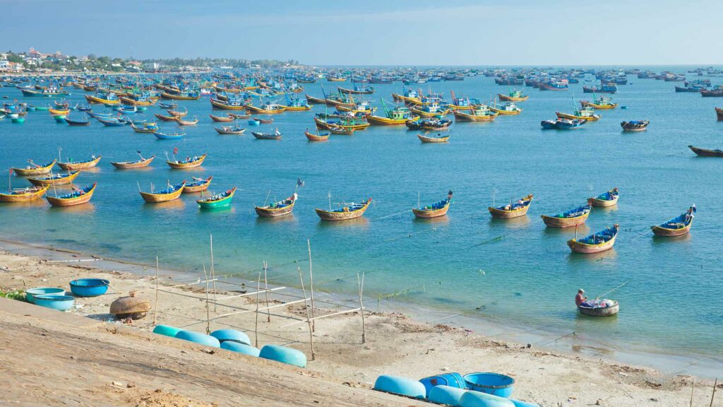 Fischerboote am Strand von Mui Ne, Vietnam