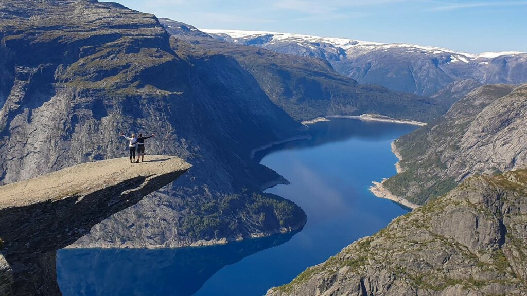 Aussicht von der Trolltunga beim Wandern in Südnorwegen