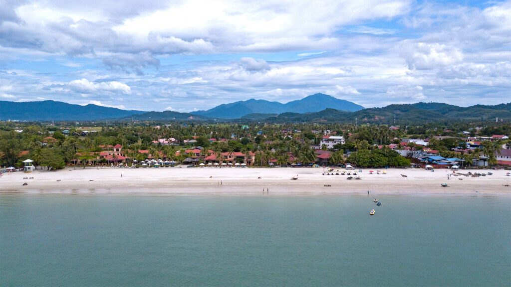 Aussicht von der Drohne auf den Cenang Beach von Langkawi, Malaysia