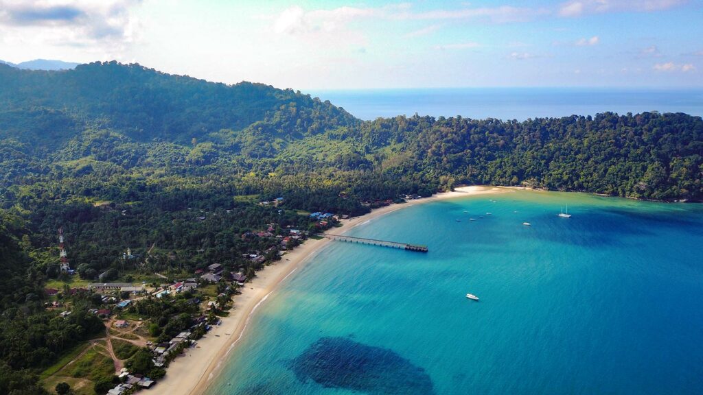 Drohnenfoto vom Juara Beach auf Tioman (Pulau Tioman)