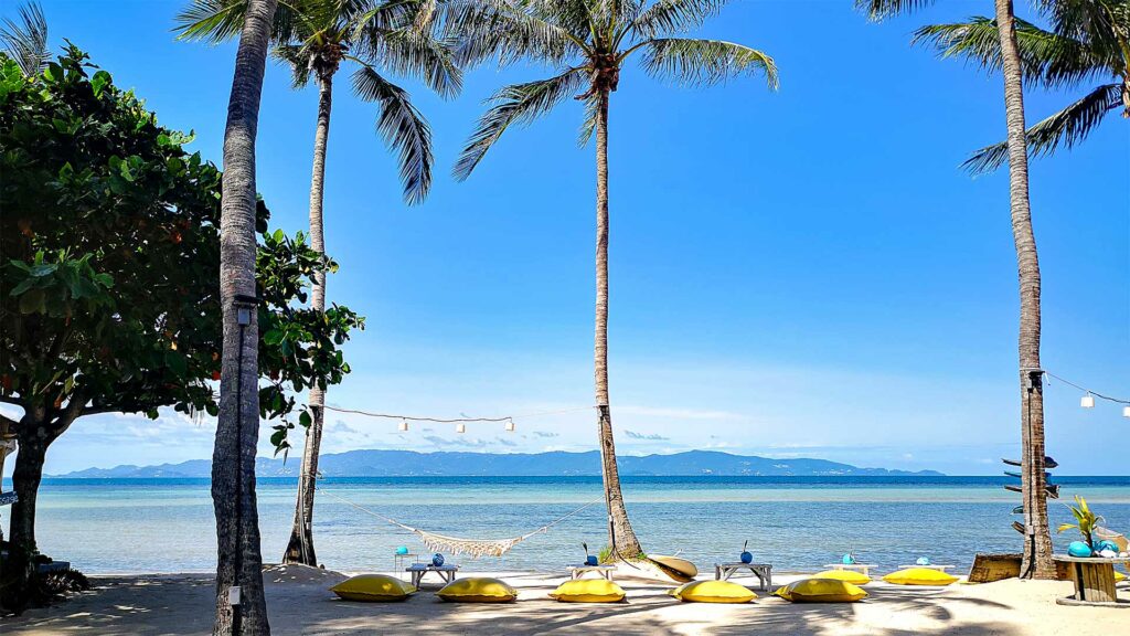 Der Strand mit Ausblick auf Samui im Sea Love Beach Bar & Bungalows Koh Phangan