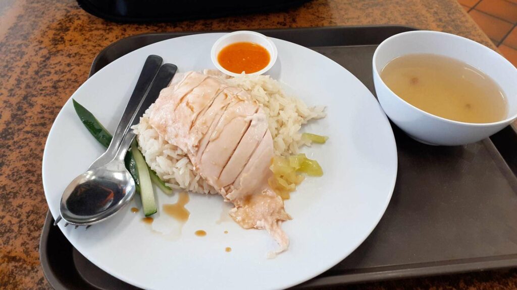 Der für Singapur berühmte Chicken Rice in Chinatown width=