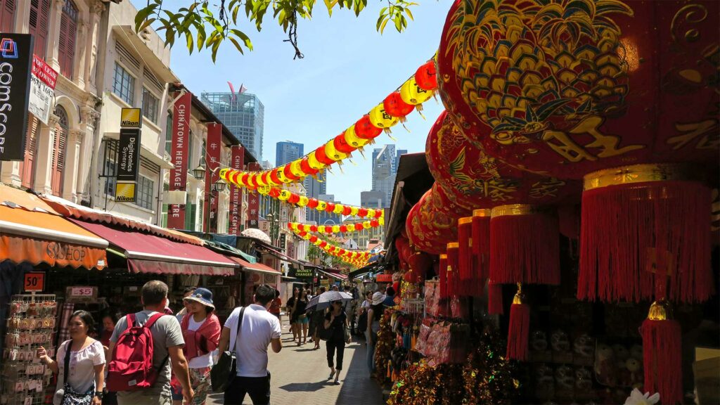 Singapur - 4. Juli 2015. Schwerer LKW In Chinatown, Singapur. Chinatown Ist  Eine Geschäftige Mischung Aus Alt Und Neu Mit Traditionellen Geschäften Und  Nachtmärkten. Lizenzfreie Fotos, Bilder und Stock Fotografie. Image  135331225.