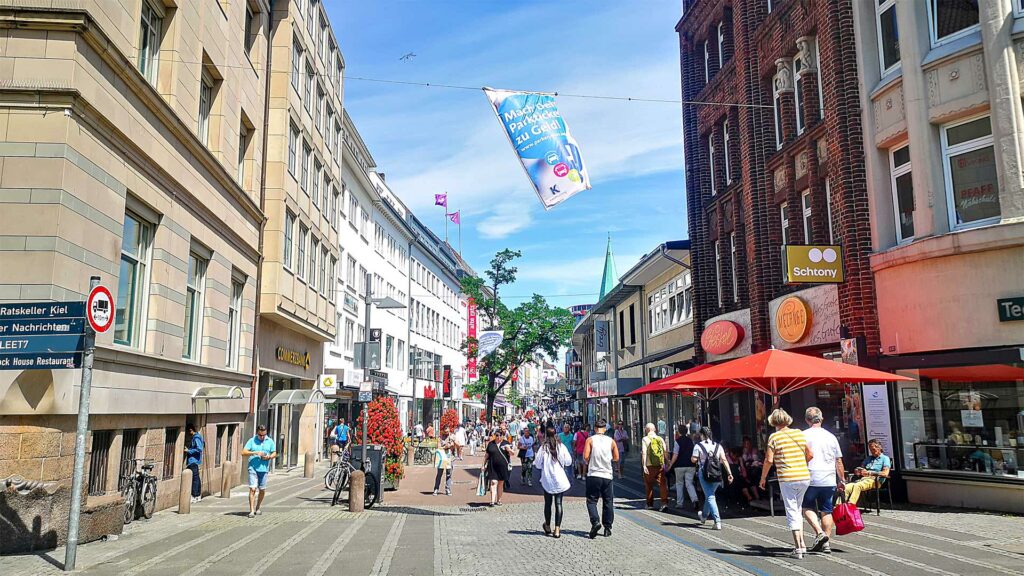 Besucher in der Holstenstraße in Kiel beim Shopping