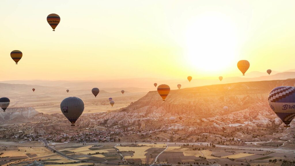 Sonnenaufgang in Göreme, Kappadokien mit Heißluftballons im Himmel