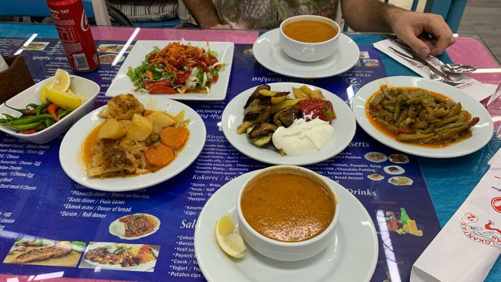 Linsensuppe und andere typische Gerichte aus Kappadokien in der Türkei