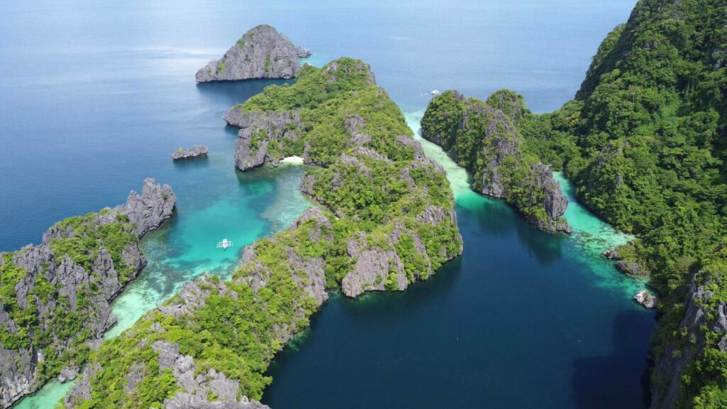 Drohnenaufnahme von der Small Lagoon und Big Lagoon in El Nido, Palawan