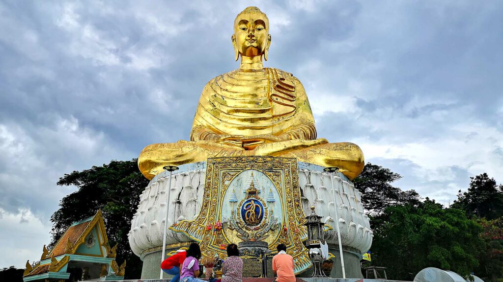 Die goldene Statue des Phraphut Kiti Sirichai, einer unserer Ban Krut Tipps