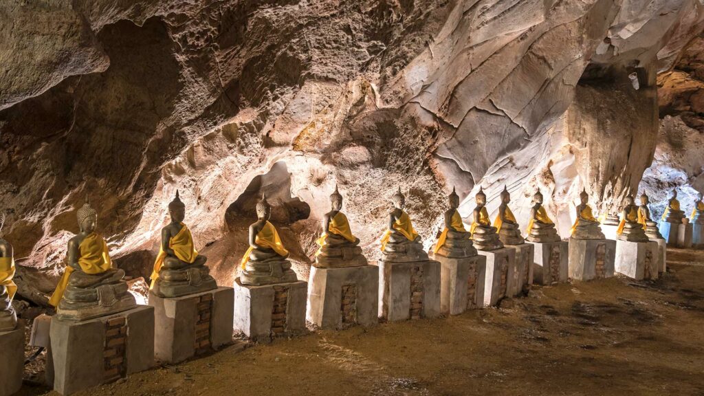 Buddhastatue im Höhlentempel Wat Khao Tham Ma Rong