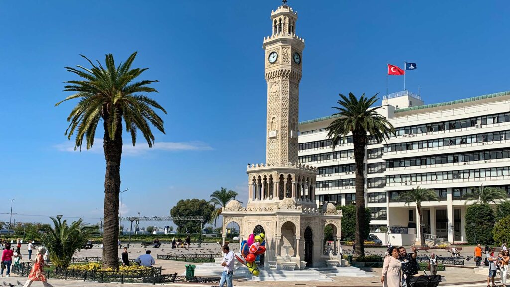 Der Uhrturm (Saat Kulesi) auf dem Konak Platz in Izmir, Türkei