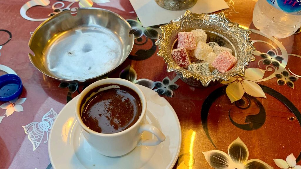 Türkischer Kaffee und türkische Süßigkeiten in Izmir