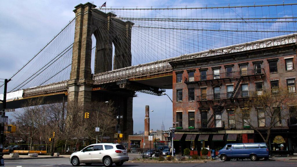 Old Fulton Street in Brooklyn New York mit der Brooklyn Bridge im Hintergrund