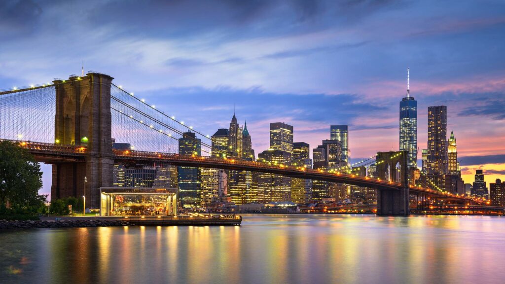 Aussicht auf Manhattan, die Brooklyn Bridge und den East River von Dumbo, Brooklyn