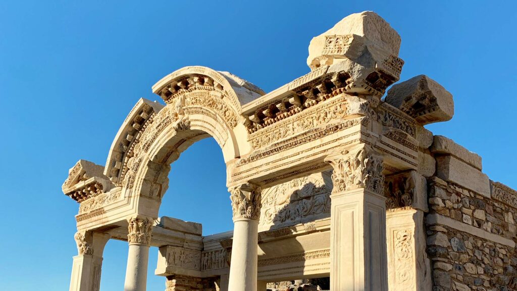 Die Fassade des Hadrianstempels in Ephesos