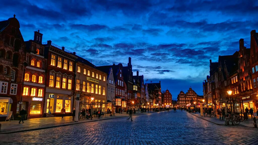 Ein wichtiger Reisefotografie Tipp: Beispiel einer blauen Stunde in Lüneburg "Am Sande"